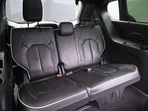 Used 2023 Chrysler Pacifica Limited w/ S Appearance Package FWD image 17
