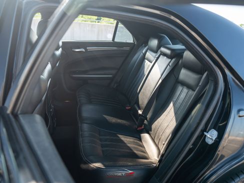 Used 2018 Chrysler 300 S w/ 300S Premium Group RWD image 20