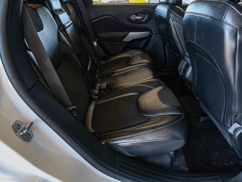 Used 2018 Jeep Cherokee Latitude Plus w/ Comfort/Convenience Group FWD image 31