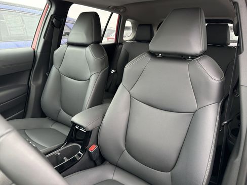 Used 2023 Toyota Corolla Cross XLE image 10