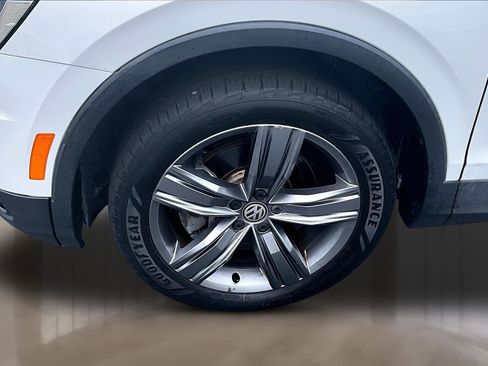 Used 2020 Volkswagen Tiguan SEL FWD image 35