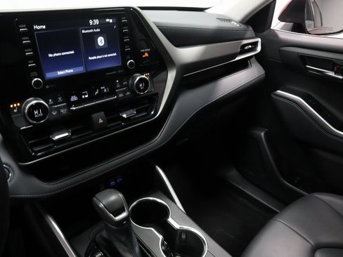 Used 2022 Toyota Highlander XLE image 29