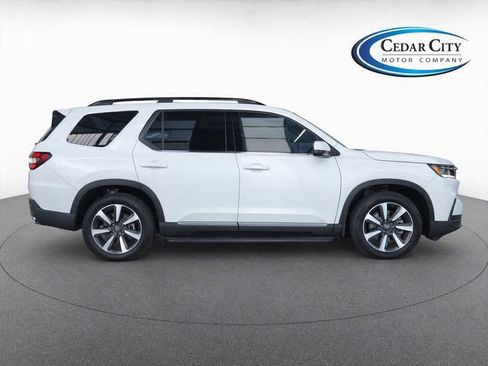 Used 2025 Honda Pilot Touring image 8