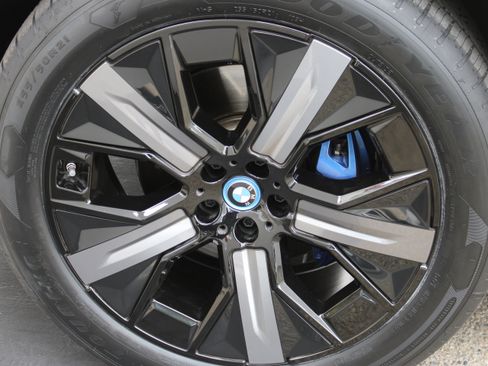 Used 2025 BMW iX xDrive50 w/ Premium Package AWD/4WD image 11