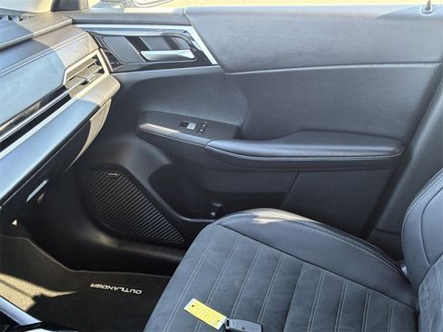 Used 2025 Mitsubishi Outlander SE image 28