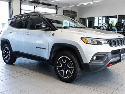 Used 2025 Jeep Compass Trailhawk AWD/4WD image 1