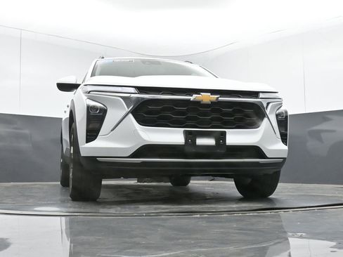 Used 2025 Chevrolet Trax LT image 42