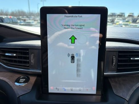 Used 2020 Ford Explorer Platinum w/ Premium Technology Package image 31