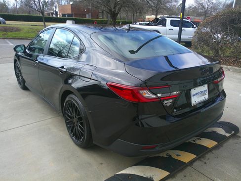 Used 2025 Toyota Camry LE image 9