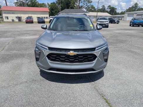 Used 2025 Chevrolet Trax LT FWD image 9