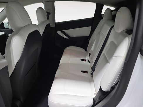 Used 2022 Tesla Model Y Long Range image 14