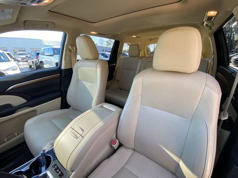 Used 2017 Toyota Highlander Limited image 24
