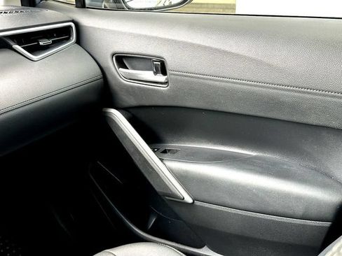 Used 2022 Toyota Corolla Cross XLE w/ Convenience Package FWD image 28