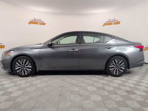 Used 2023 Nissan Altima 2.5 SV w/ SV Premium Package FWD image 2
