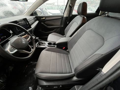 Used 2025 Volkswagen Jetta SE image 27