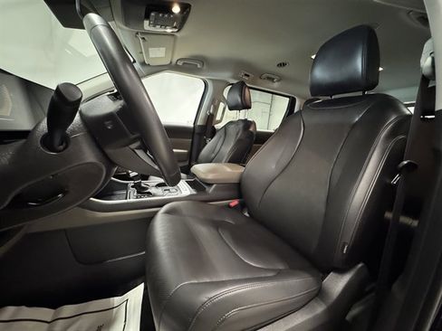 Used 2025 Kia Carnival image 24