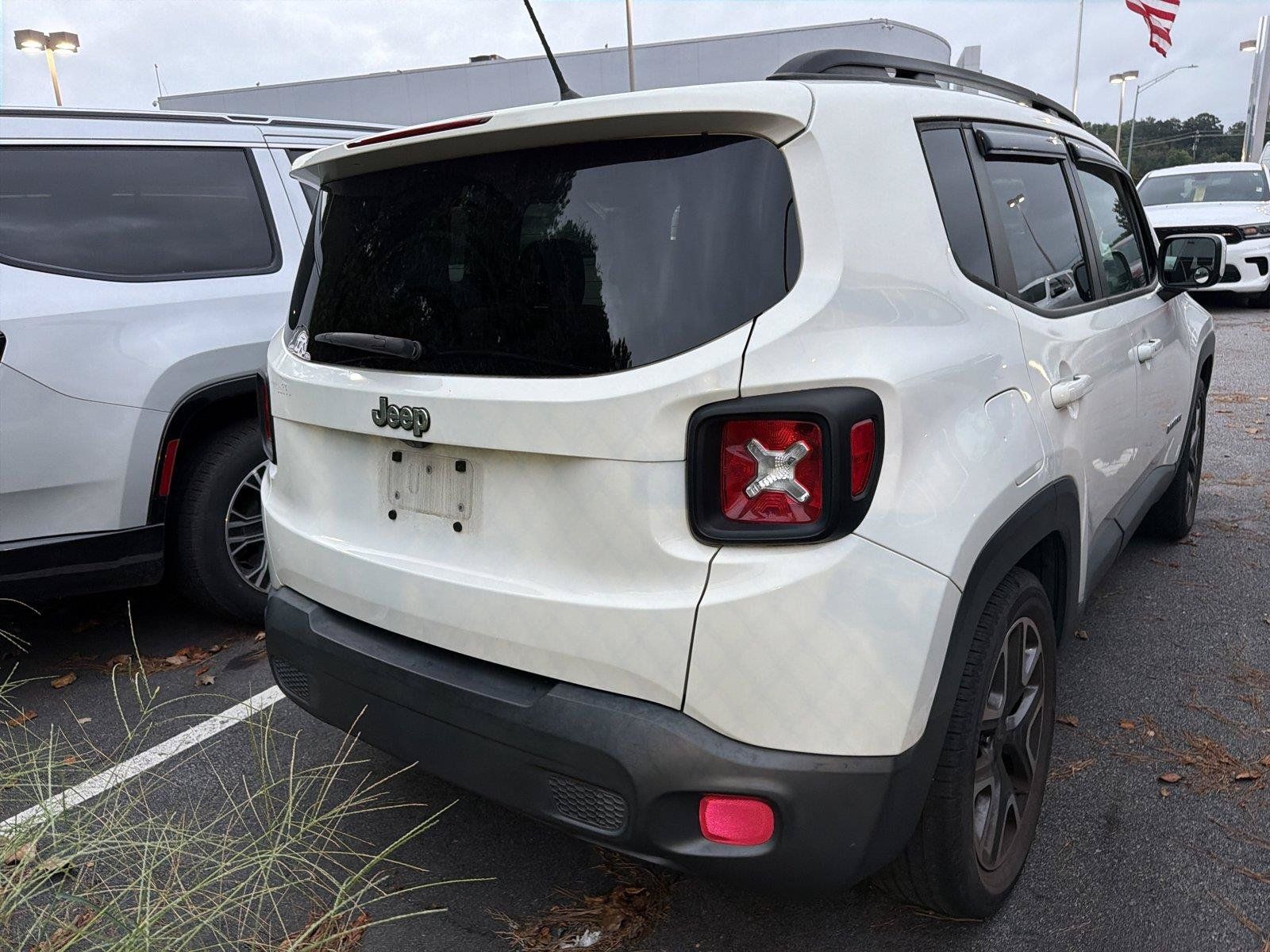 Used 2017 Jeep Renegade Latitude FWD image 5