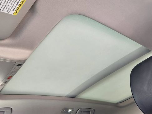 Used 2025 Volkswagen Taos SE image 17