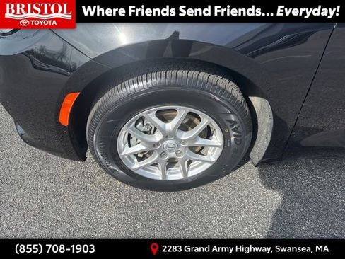 Used 2025 Chrysler Pacifica Select image 7