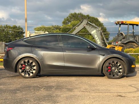 Used 2024 Tesla Model Y Performance AWD/4WD image 2