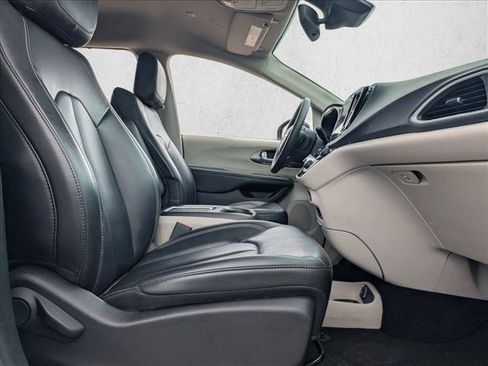 Used 2023 Chrysler Pacifica Touring-L FWD image 16
