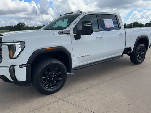 Used 2024 GMC Sierra 2500 AT4 w/ Technology Package AWD/4WD image 4