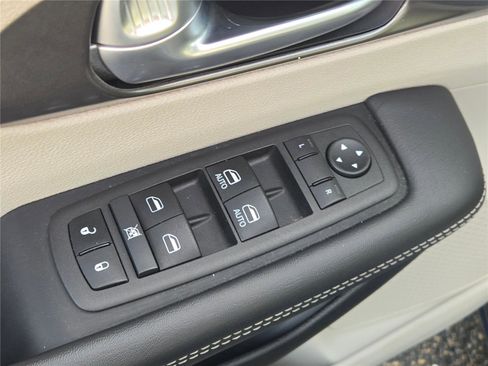 Certified 2024 Chrysler Pacifica Select image 23