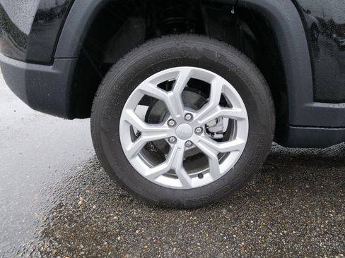 Used 2024 Jeep Compass Latitude image 11