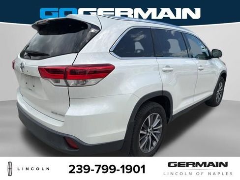 Used 2019 Toyota Highlander XLE w/ Carpet Mat Package (TMS) AWD/4WD image 7