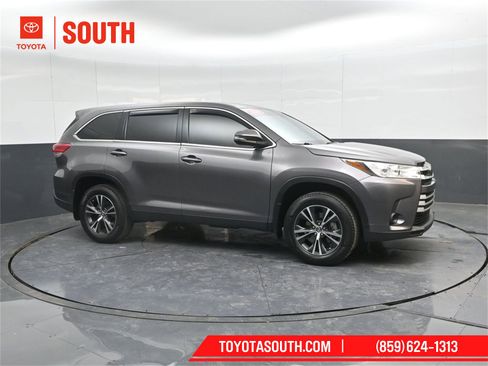 Used 2019 Toyota Highlander LE image 1