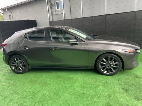 Used 2019 MAZDA MAZDA3 Hatchback w/ Preferred Package FWD image 4