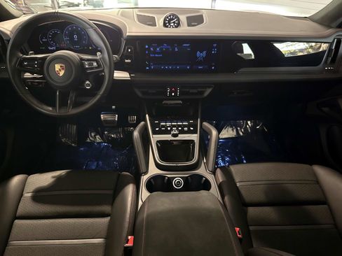 Certified 2025 Porsche Cayenne GTS AWD/4WD image 18