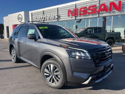 New 2025 Nissan Pathfinder SL w/ Black Appearance Package