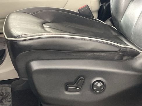 Used 2023 Chrysler Pacifica Limited image 19