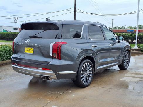 Used 2023 Hyundai Palisade Calligraphy FWD image 2