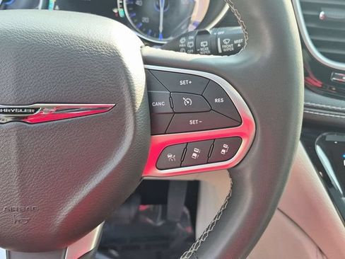 Used 2023 Chrysler Pacifica Limited FWD image 20