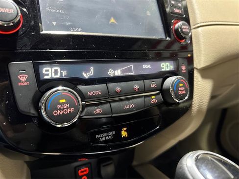 Used 2017 Nissan Rogue SV w/ SV Premium Package image 24