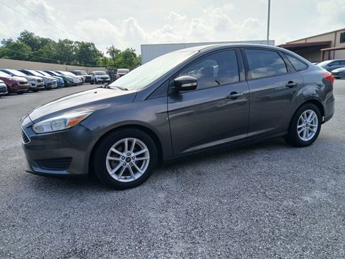 Used 2017 Ford Focus SE FWD image 3