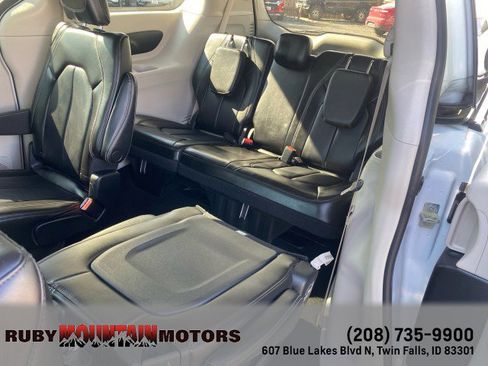 Used 2023 Chrysler Pacifica Touring-L image 24