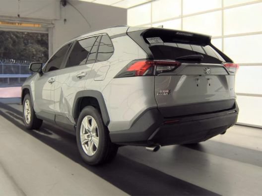 Used 2021 Toyota RAV4 XLE w/ Convenience Package FWD image 3