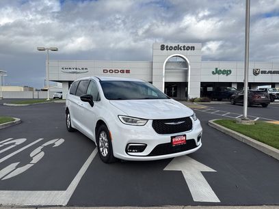 Used 2024 Chrysler Pacifica Touring-L
