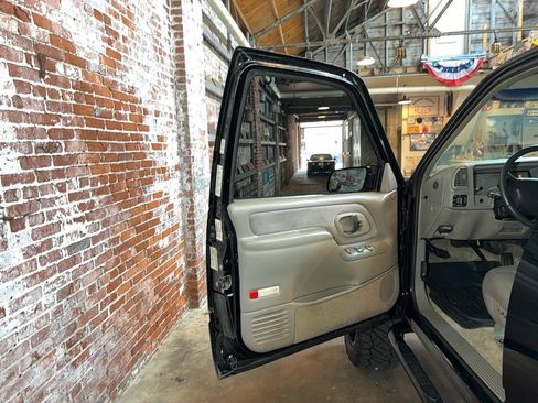 Used 1995 GMC Yukon SLE image 12