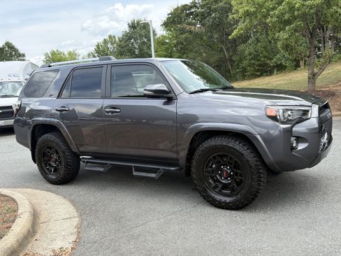 Used 2022 Toyota 4Runner SR5 Premium w/ Moonroof Package RWD image 6