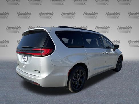 New 2026 Chrysler Pacifica Limited image 8
