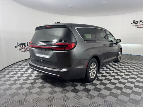 Used 2023 Chrysler Pacifica Touring-L image 7