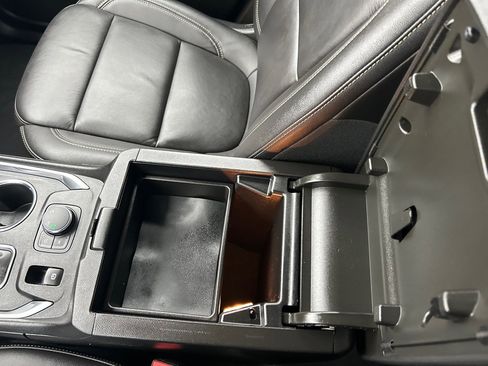 Used 2023 Chevrolet Traverse LT image 51