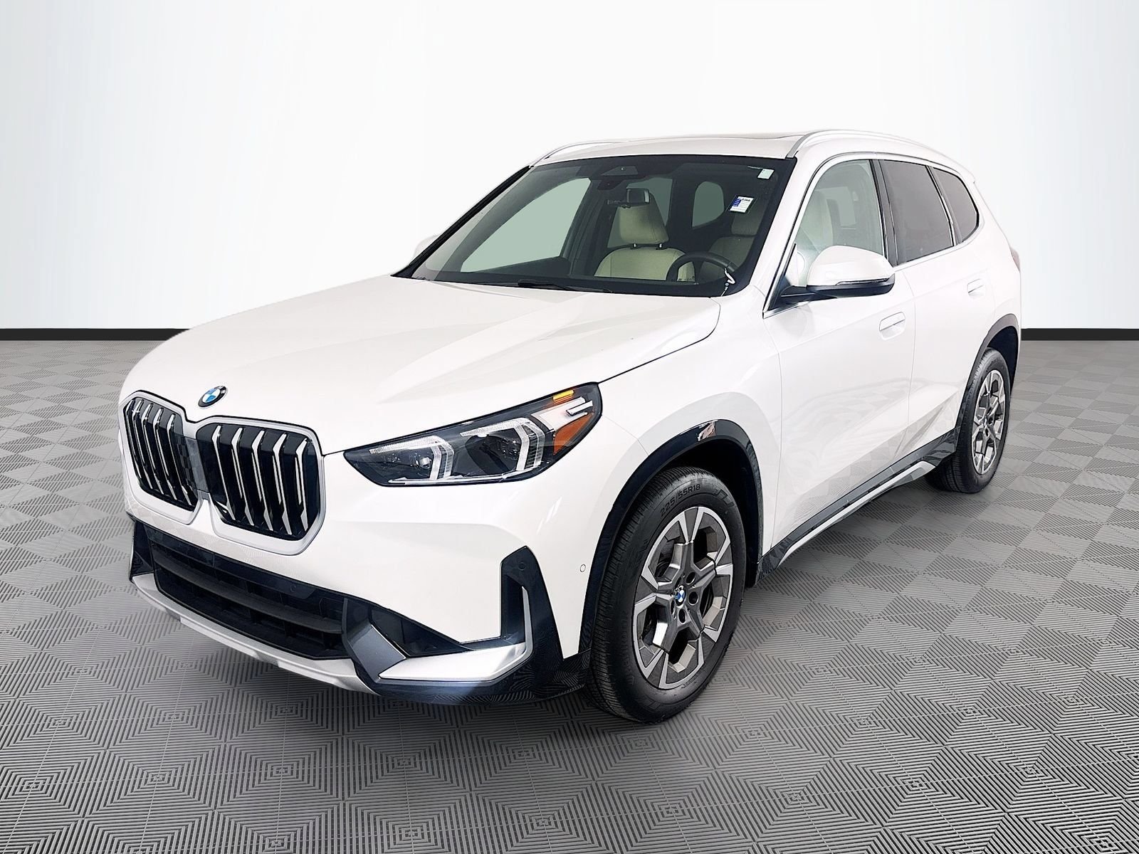 Used 2025 BMW X1 xDrive28i AWD/4WD image 3