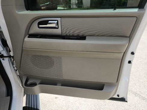 Used 2013 Ford Expedition Limited image 40