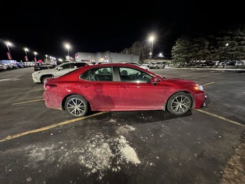 Used 2024 Toyota Camry SE image 2