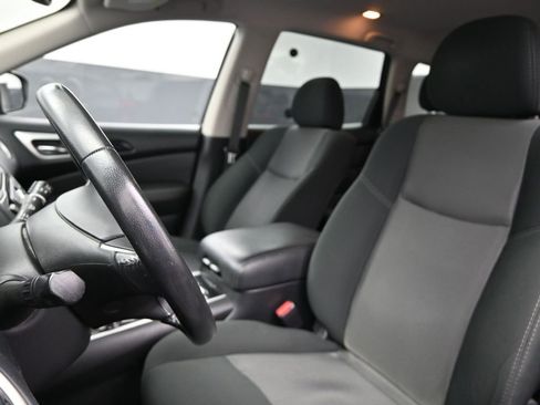 Used 2020 Nissan Pathfinder SV image 18
